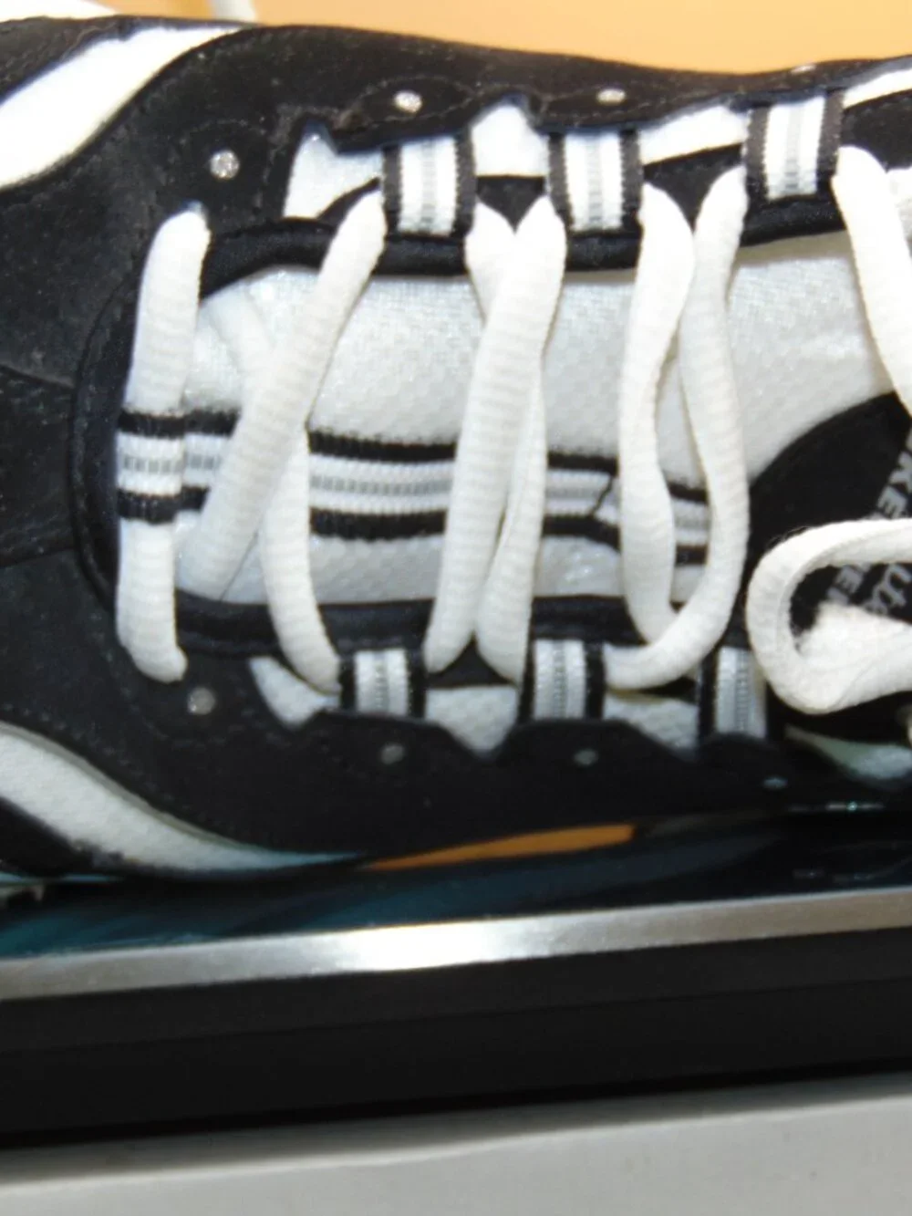 Skechers play leather collar